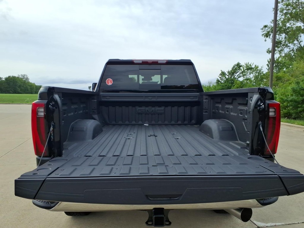GMC Sierra 2500HD Vehicle Full-screen Gallery Image 18