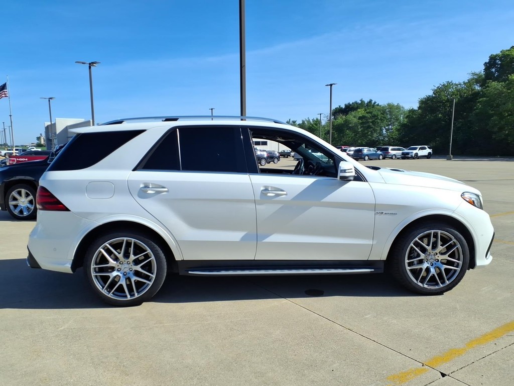 Mercedes-Benz GLE Vehicle Full-screen Gallery Image 2