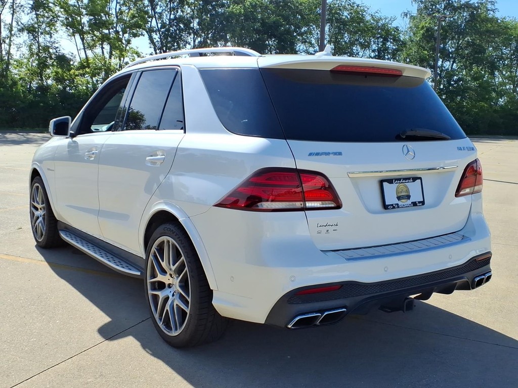 Mercedes-Benz GLE Vehicle Full-screen Gallery Image 3