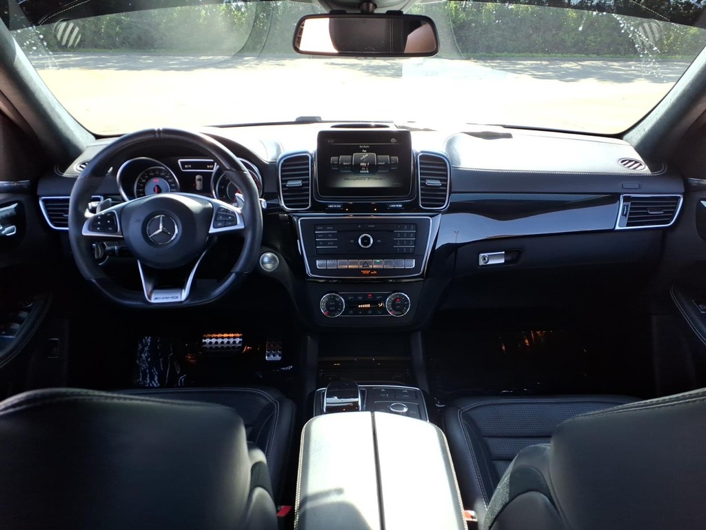 Mercedes-Benz GLE Vehicle Full-screen Gallery Image 4
