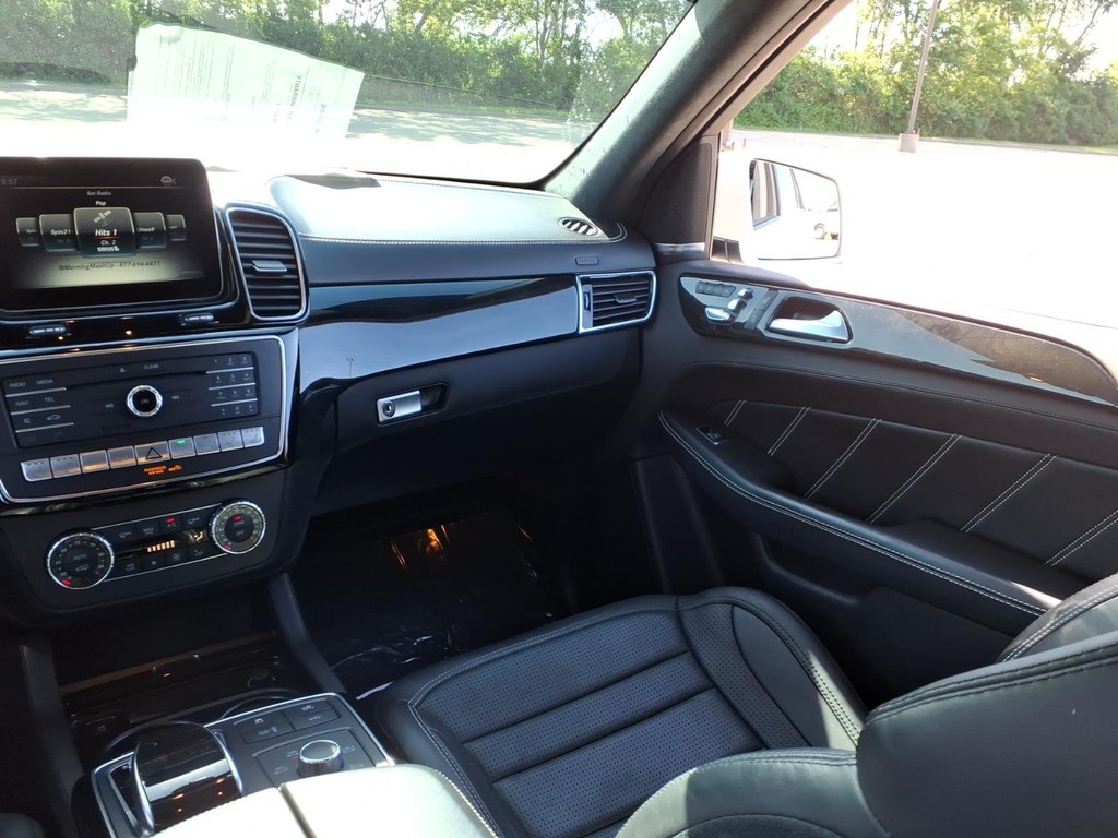 Mercedes-Benz GLE Vehicle Full-screen Gallery Image 5