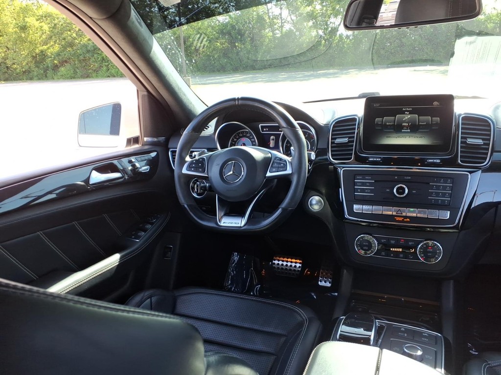 Mercedes-Benz GLE Vehicle Full-screen Gallery Image 6