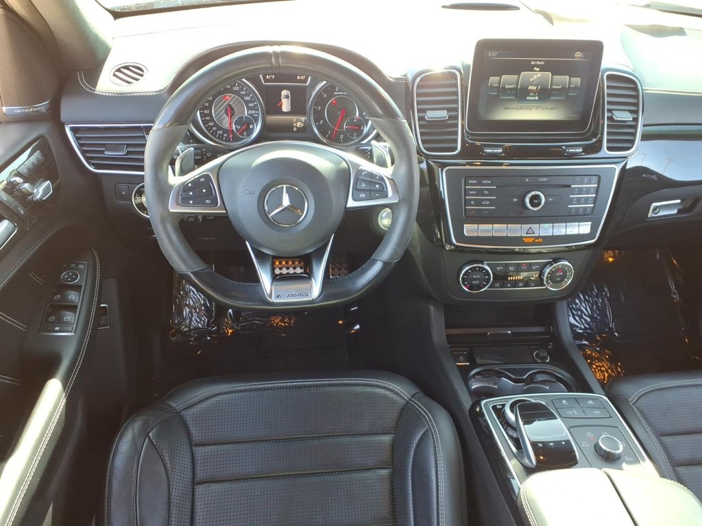 Mercedes-Benz GLE Vehicle Full-screen Gallery Image 7