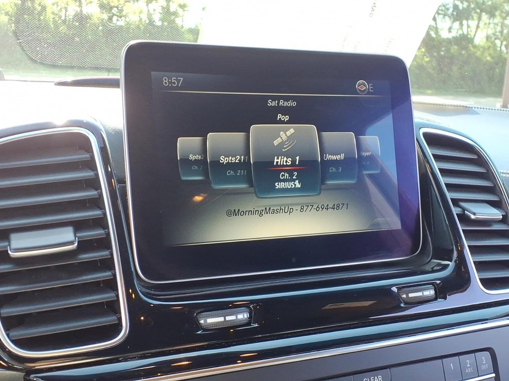 Mercedes-Benz GLE Vehicle Full-screen Gallery Image 8