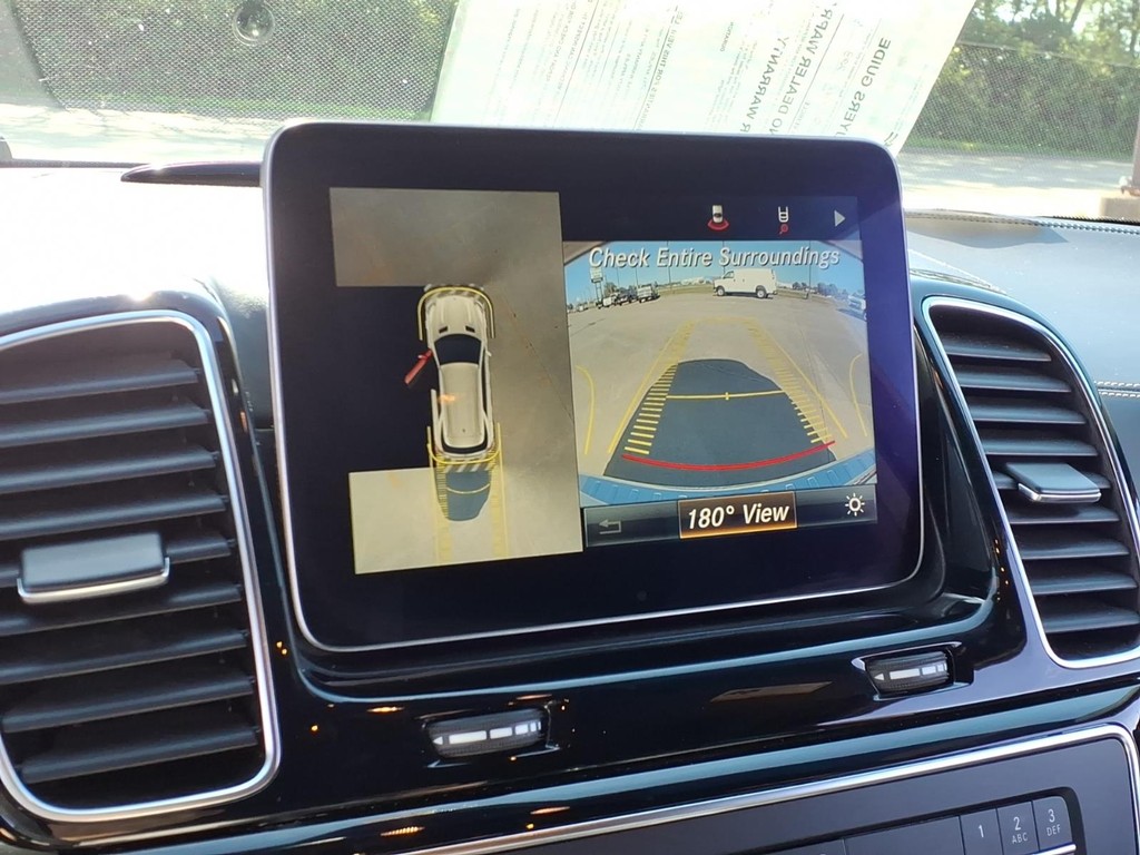 Mercedes-Benz GLE Vehicle Full-screen Gallery Image 9