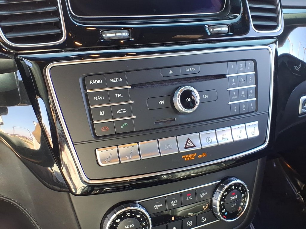 Mercedes-Benz GLE Vehicle Full-screen Gallery Image 10