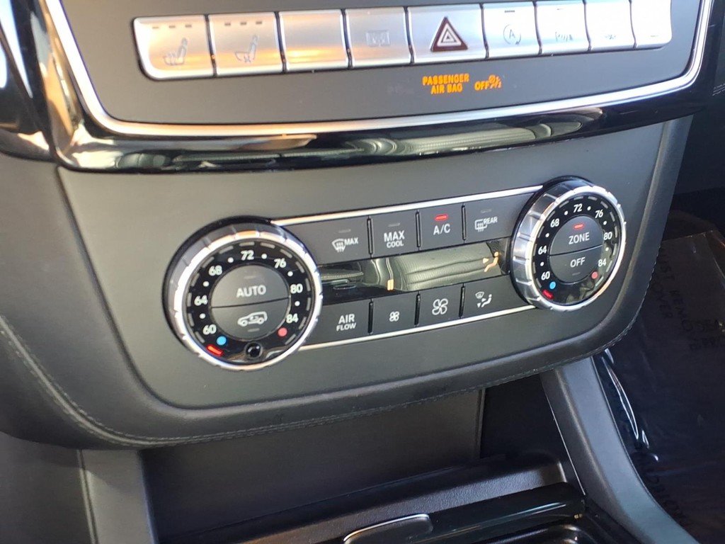 Mercedes-Benz GLE Vehicle Full-screen Gallery Image 11