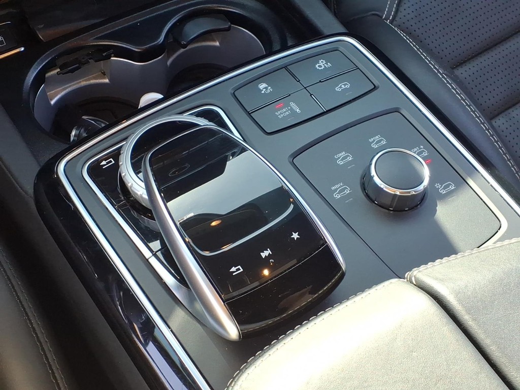 Mercedes-Benz GLE Vehicle Full-screen Gallery Image 12