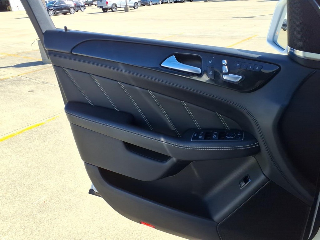 Mercedes-Benz GLE Vehicle Full-screen Gallery Image 16