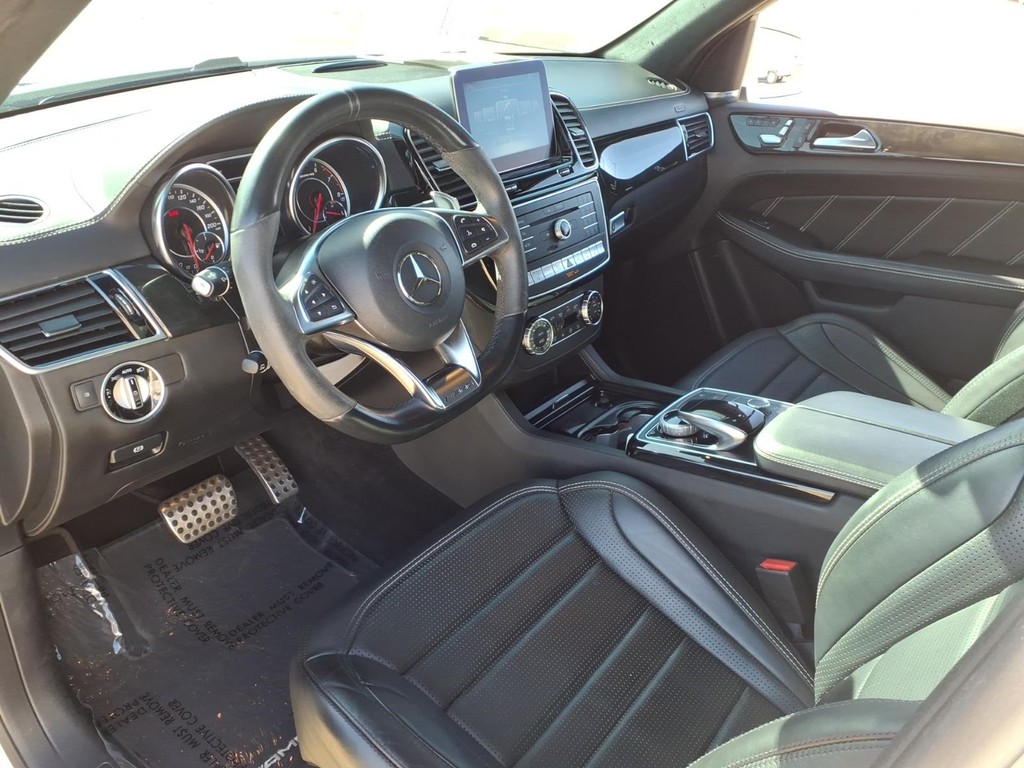 Mercedes-Benz GLE Vehicle Full-screen Gallery Image 17