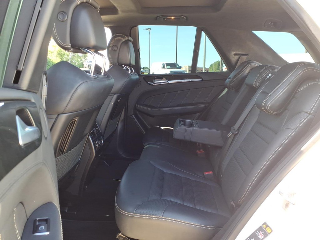 Mercedes-Benz GLE Vehicle Full-screen Gallery Image 19