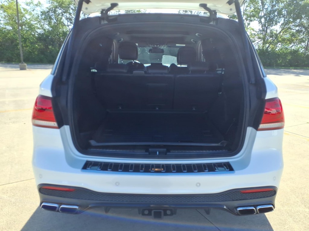 Mercedes-Benz GLE Vehicle Full-screen Gallery Image 20