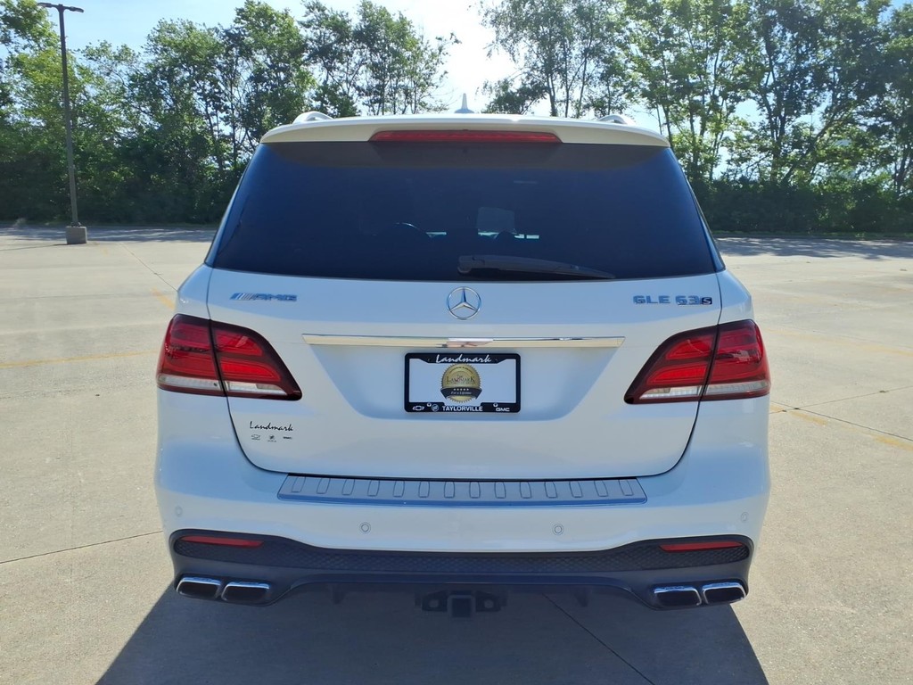 Mercedes-Benz GLE Vehicle Full-screen Gallery Image 21