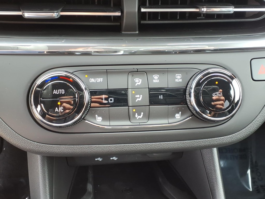 Buick Envista Vehicle Full-screen Gallery Image 9