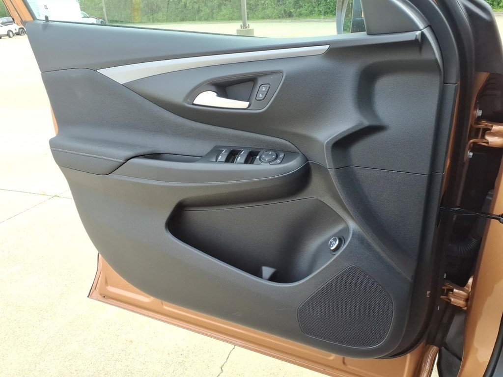 Buick Envista Vehicle Full-screen Gallery Image 16