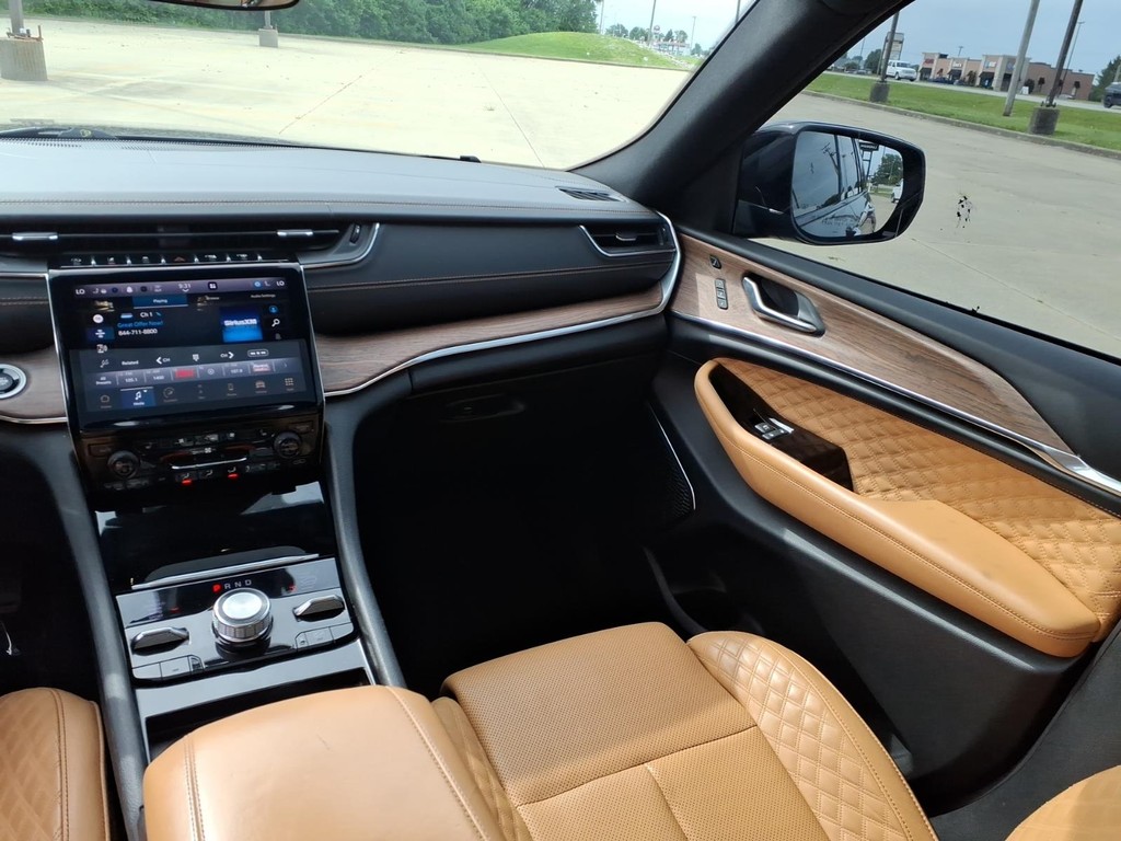 Jeep Grand Cherokee Vehicle Full-screen Gallery Image 5