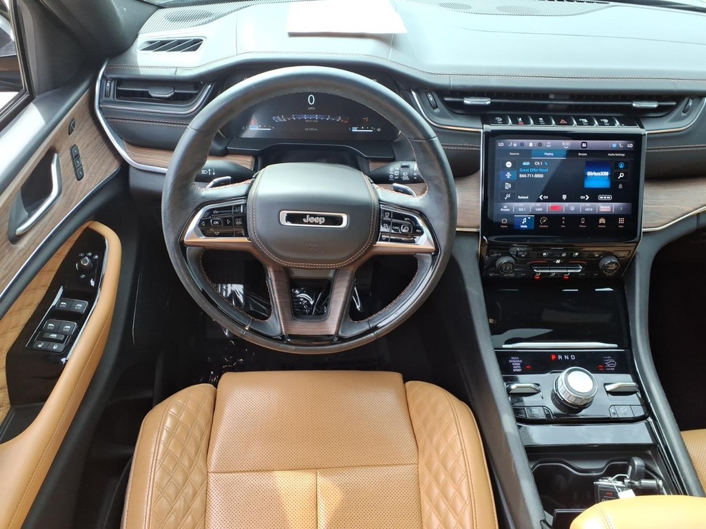 Jeep Grand Cherokee Vehicle Full-screen Gallery Image 7