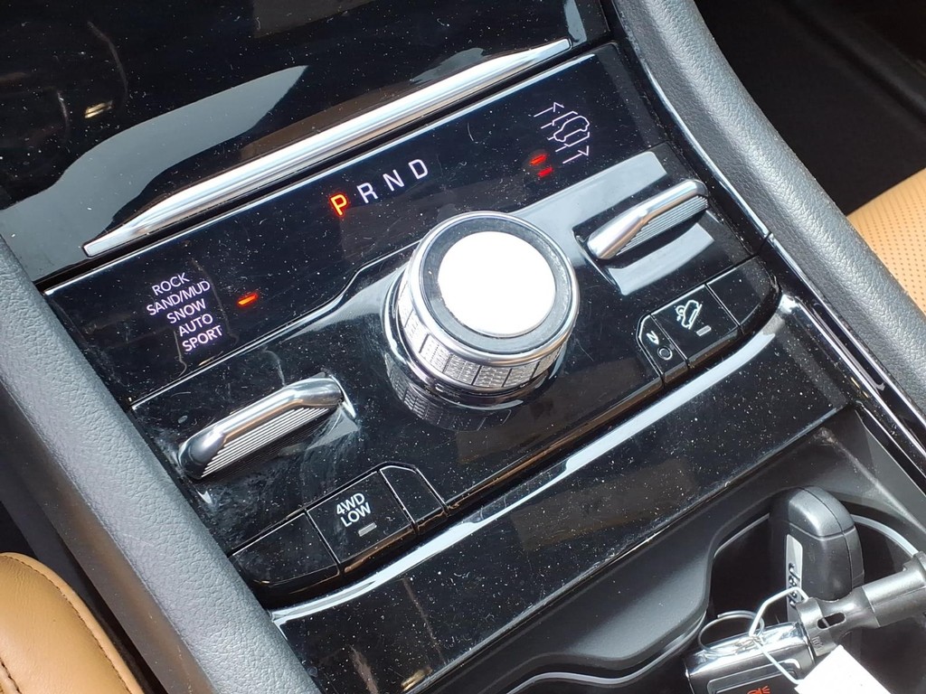 Jeep Grand Cherokee Vehicle Full-screen Gallery Image 11