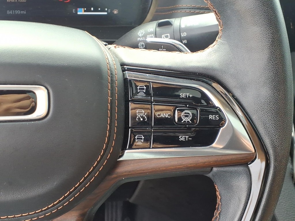 Jeep Grand Cherokee Vehicle Full-screen Gallery Image 13