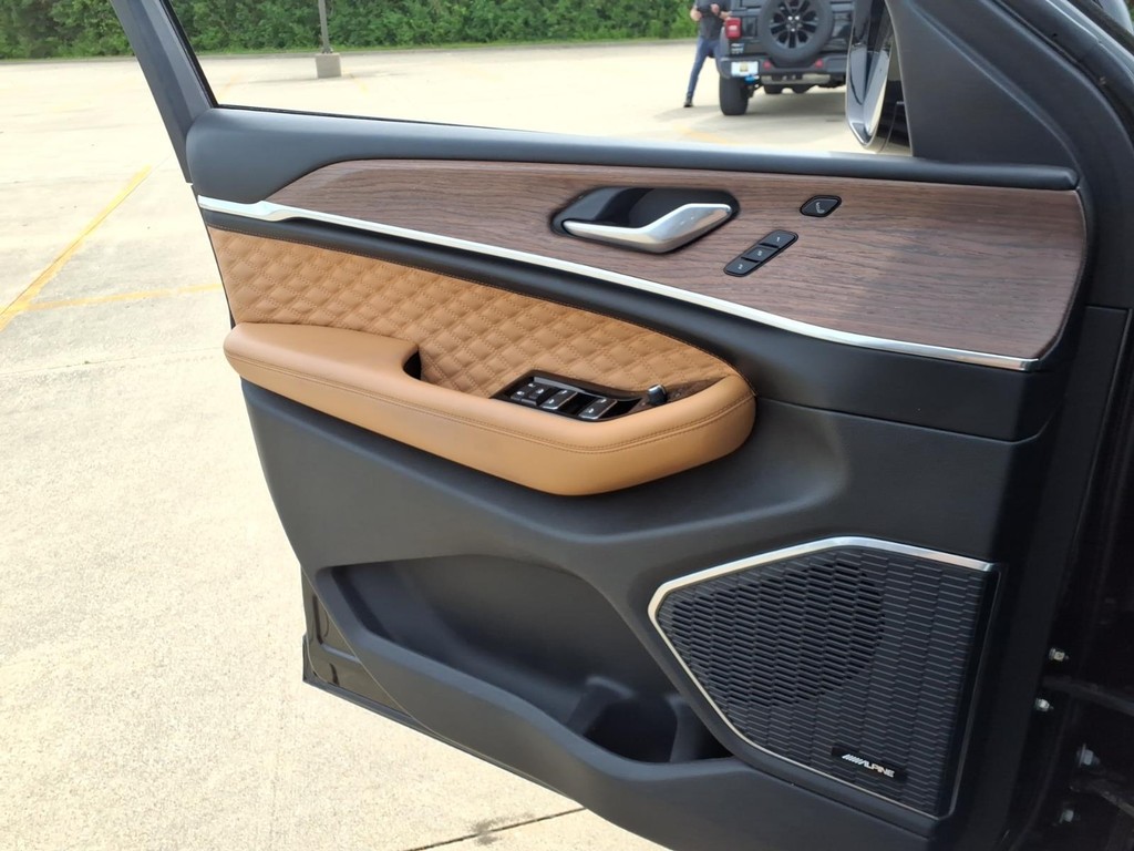 Jeep Grand Cherokee Vehicle Full-screen Gallery Image 15