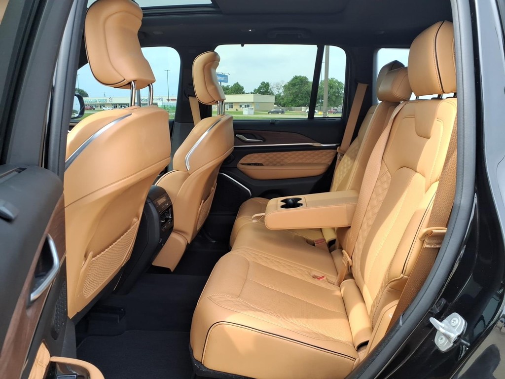 Jeep Grand Cherokee Vehicle Full-screen Gallery Image 18