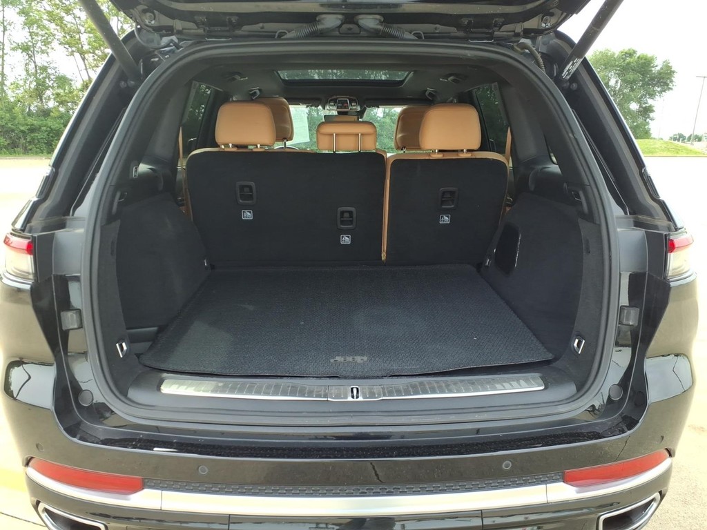Jeep Grand Cherokee Vehicle Full-screen Gallery Image 19