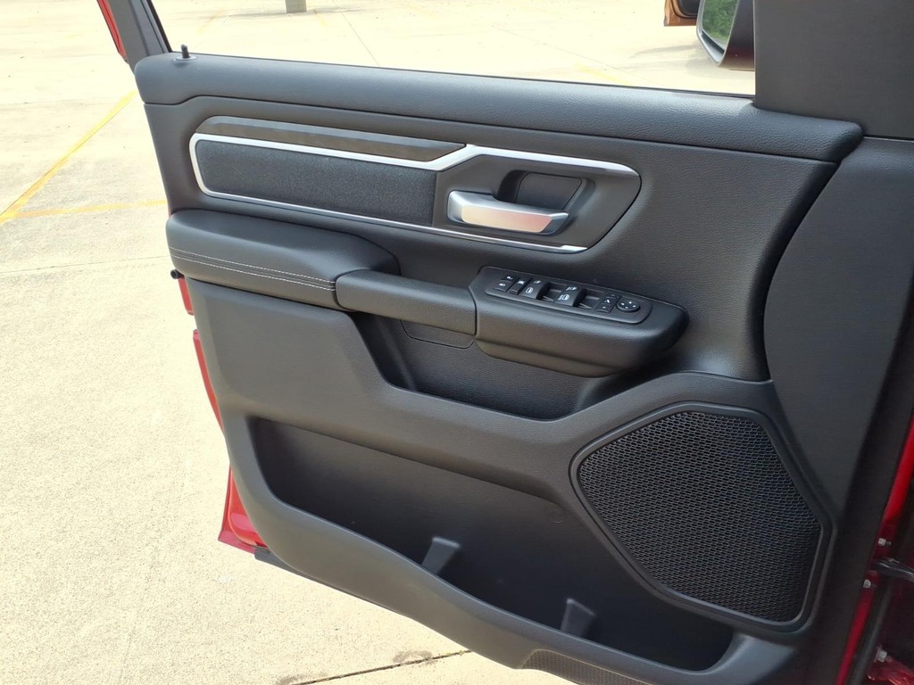 Ram 1500 Vehicle Full-screen Gallery Image 15