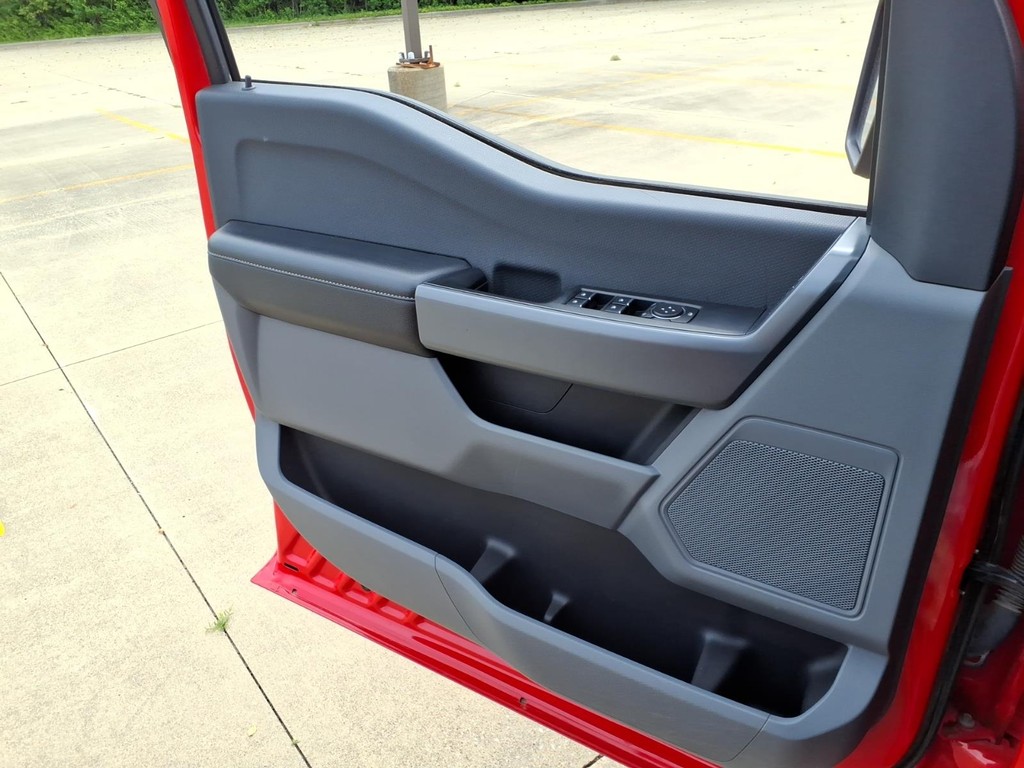 Ford F-150 Vehicle Full-screen Gallery Image 14