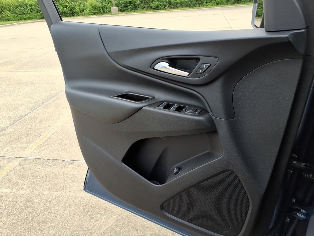 Chevrolet Equinox Vehicle Full-screen Gallery Image 15