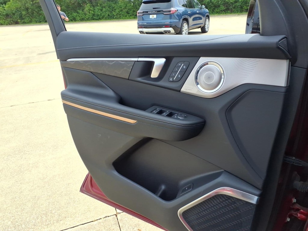 Buick Enclave Vehicle Full-screen Gallery Image 13