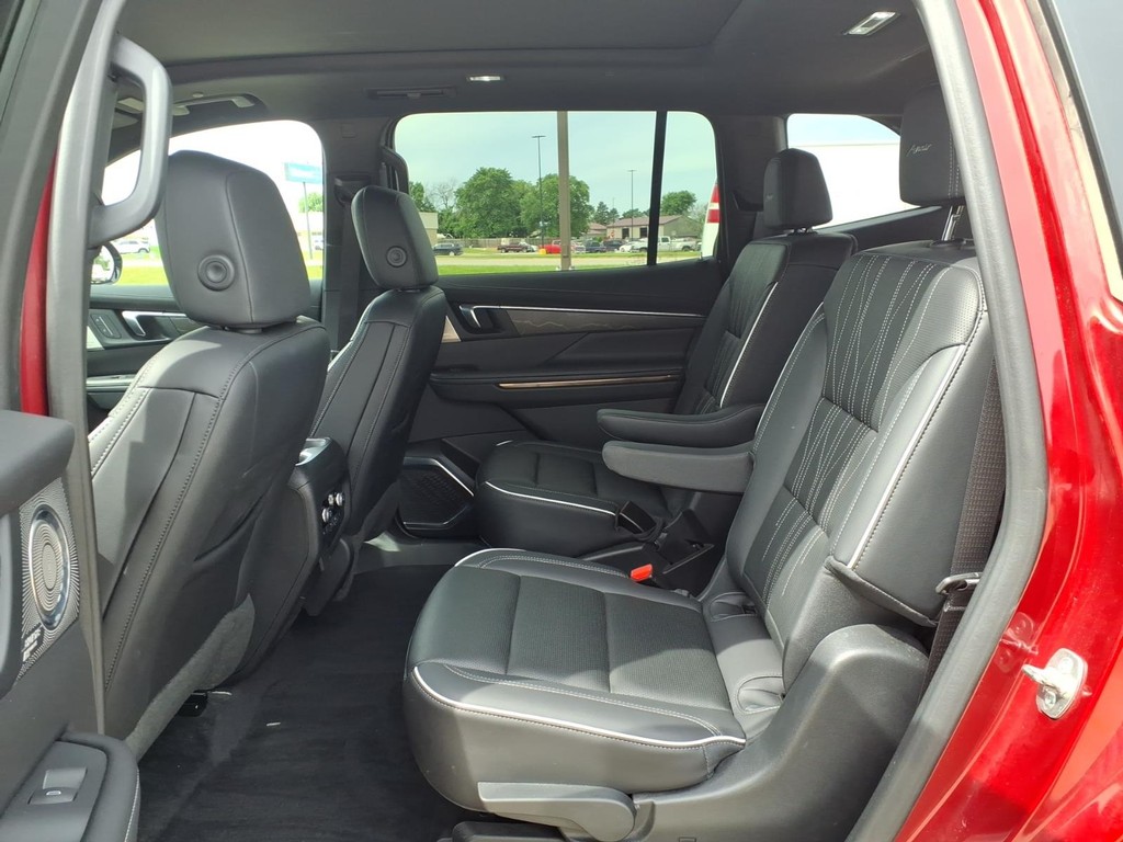 Buick Enclave Vehicle Full-screen Gallery Image 15