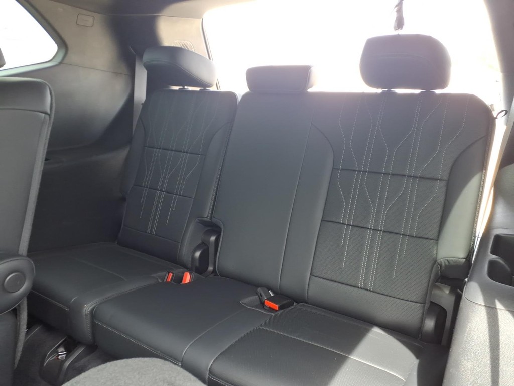 Buick Enclave Vehicle Full-screen Gallery Image 16