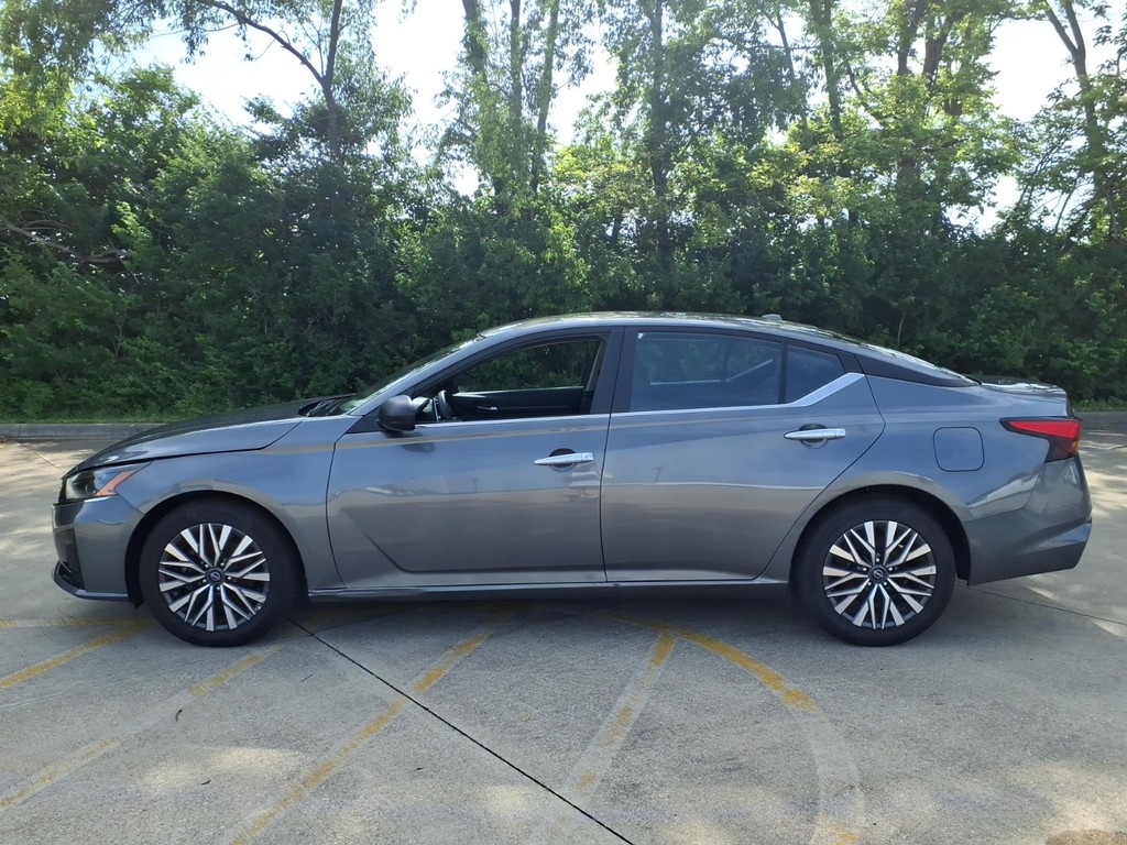 Nissan Altima Vehicle Full-screen Gallery Image 2