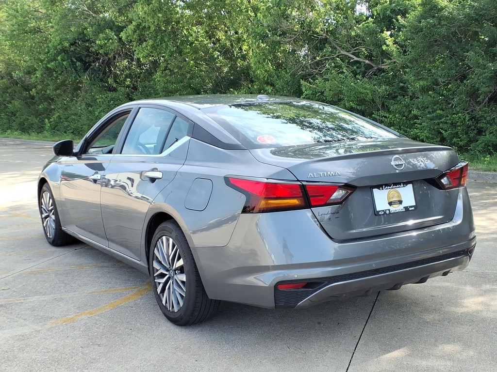 Nissan Altima Vehicle Full-screen Gallery Image 3