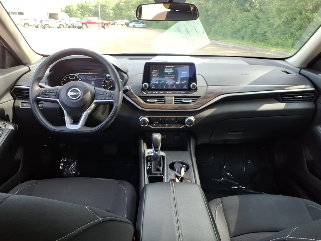 Nissan Altima Vehicle Full-screen Gallery Image 4