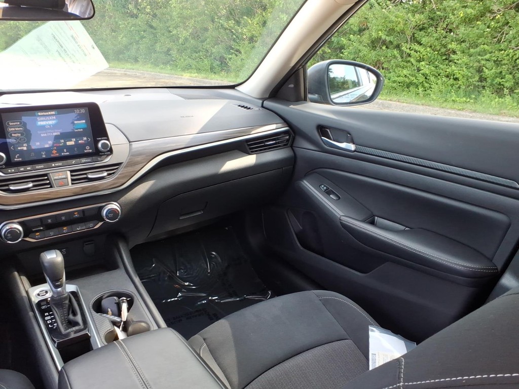 Nissan Altima Vehicle Full-screen Gallery Image 5