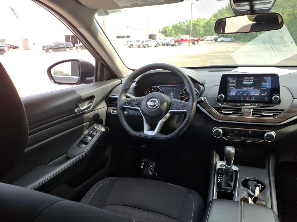 Nissan Altima Vehicle Full-screen Gallery Image 6