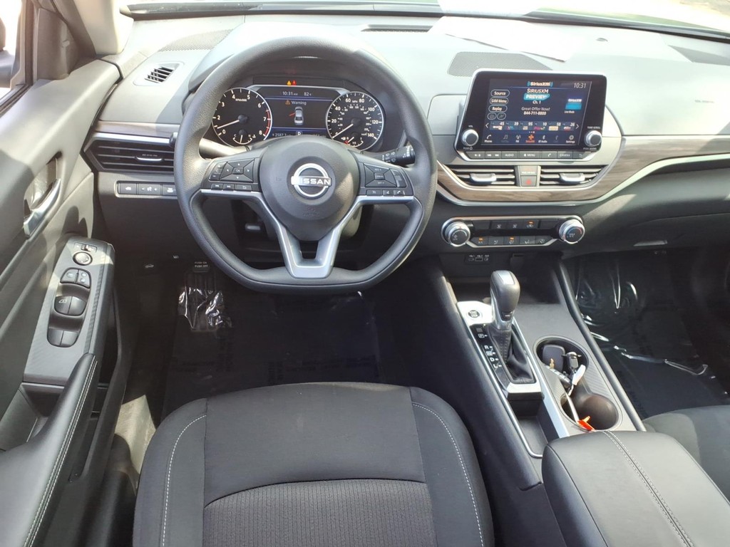 Nissan Altima Vehicle Full-screen Gallery Image 7