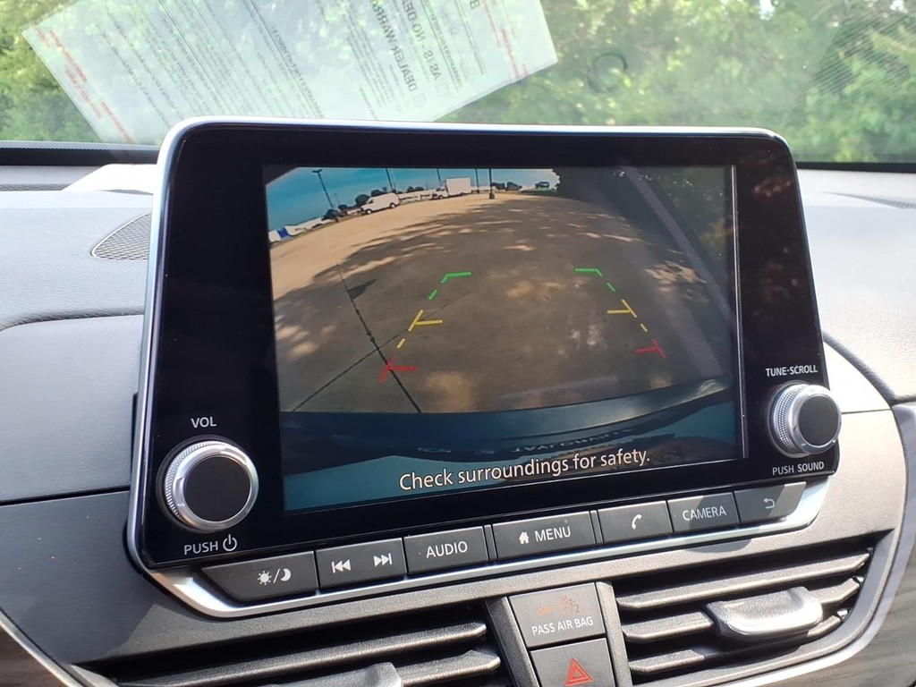 Nissan Altima Vehicle Full-screen Gallery Image 9