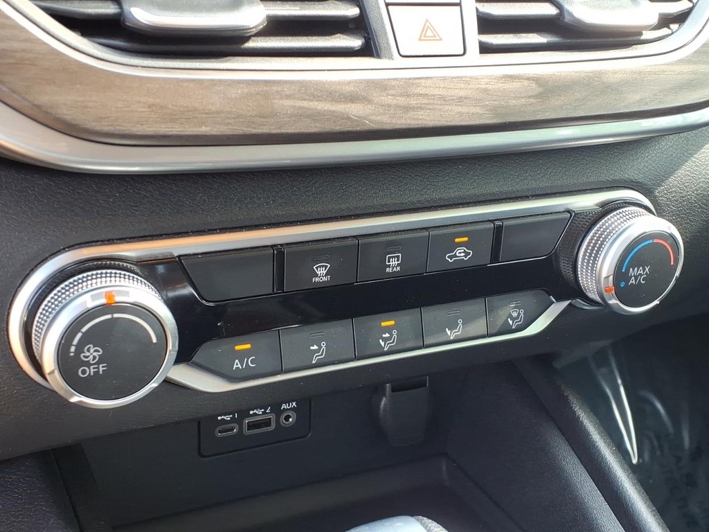 Nissan Altima Vehicle Full-screen Gallery Image 10