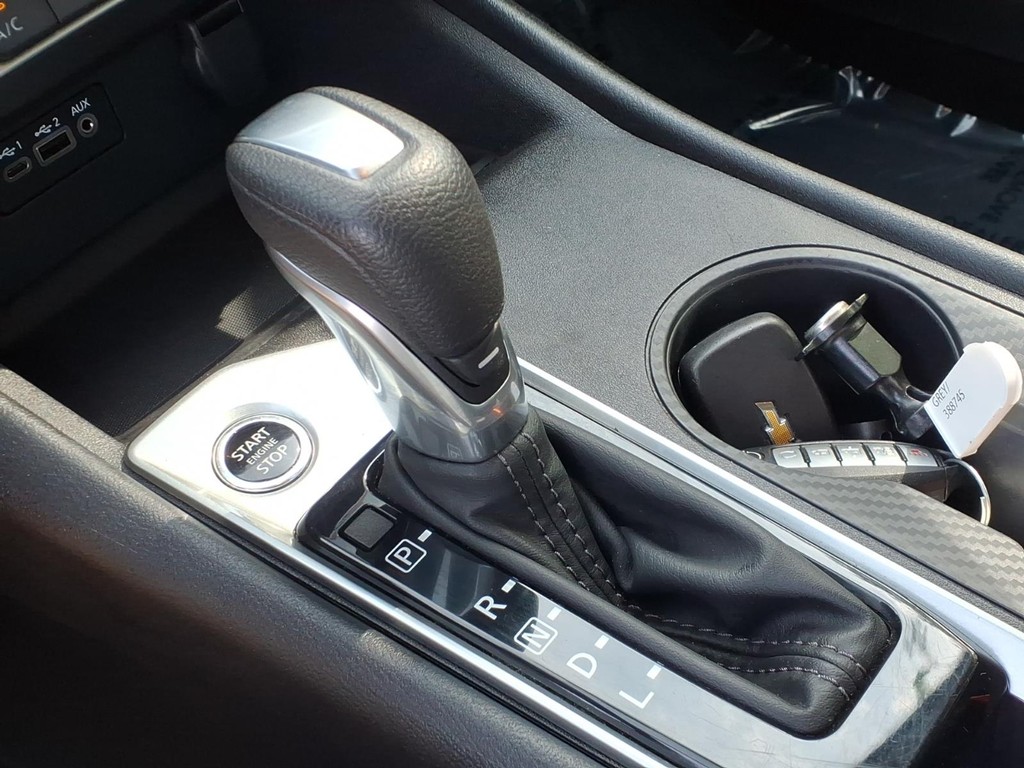 Nissan Altima Vehicle Full-screen Gallery Image 11