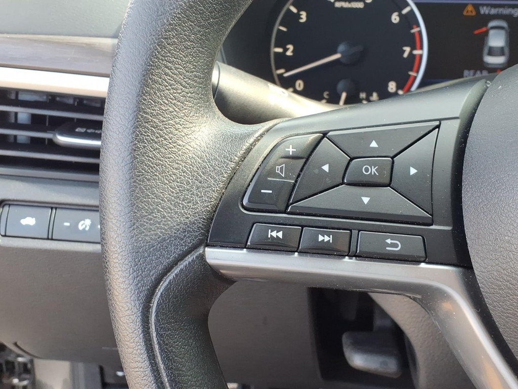 Nissan Altima Vehicle Full-screen Gallery Image 12