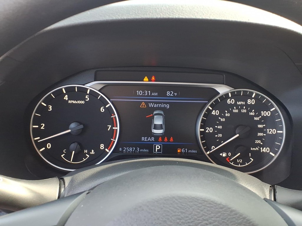 Nissan Altima Vehicle Full-screen Gallery Image 14
