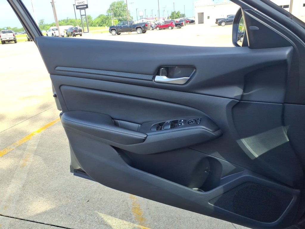 Nissan Altima Vehicle Full-screen Gallery Image 15