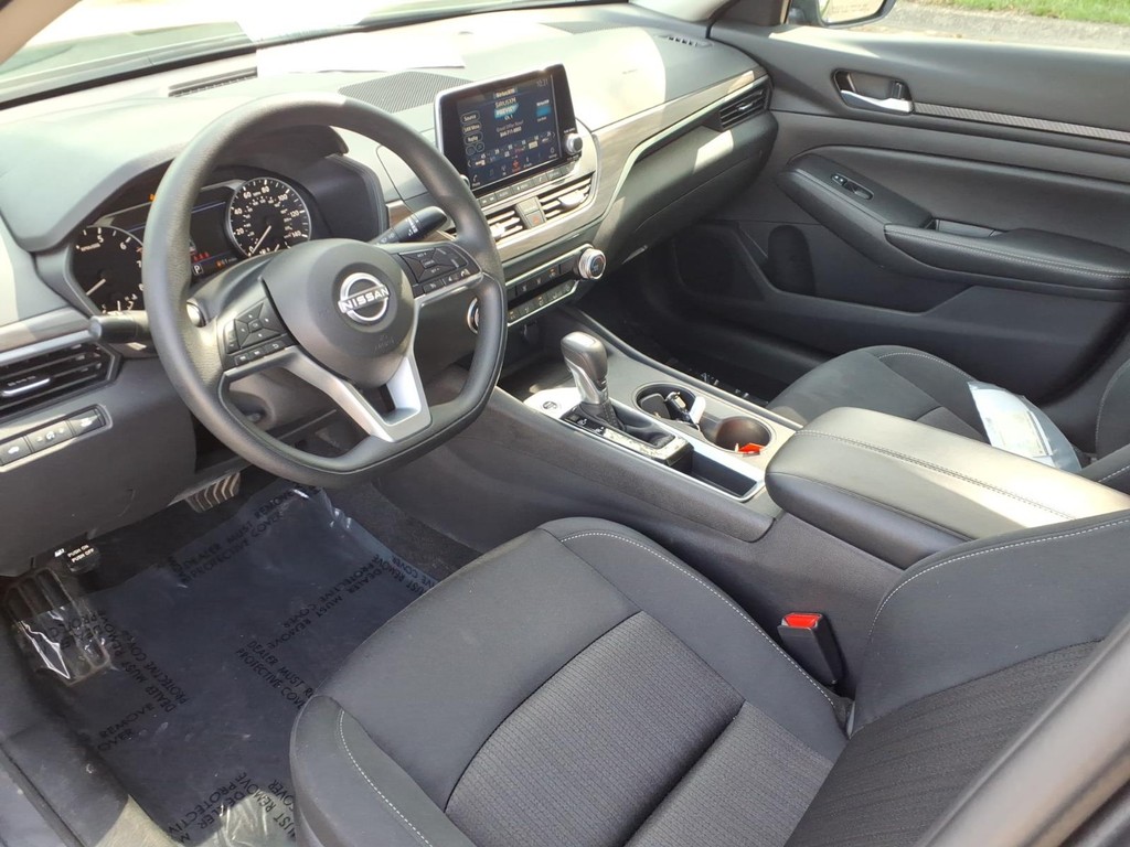 Nissan Altima Vehicle Full-screen Gallery Image 16