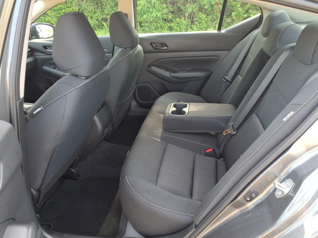 Nissan Altima Vehicle Full-screen Gallery Image 17