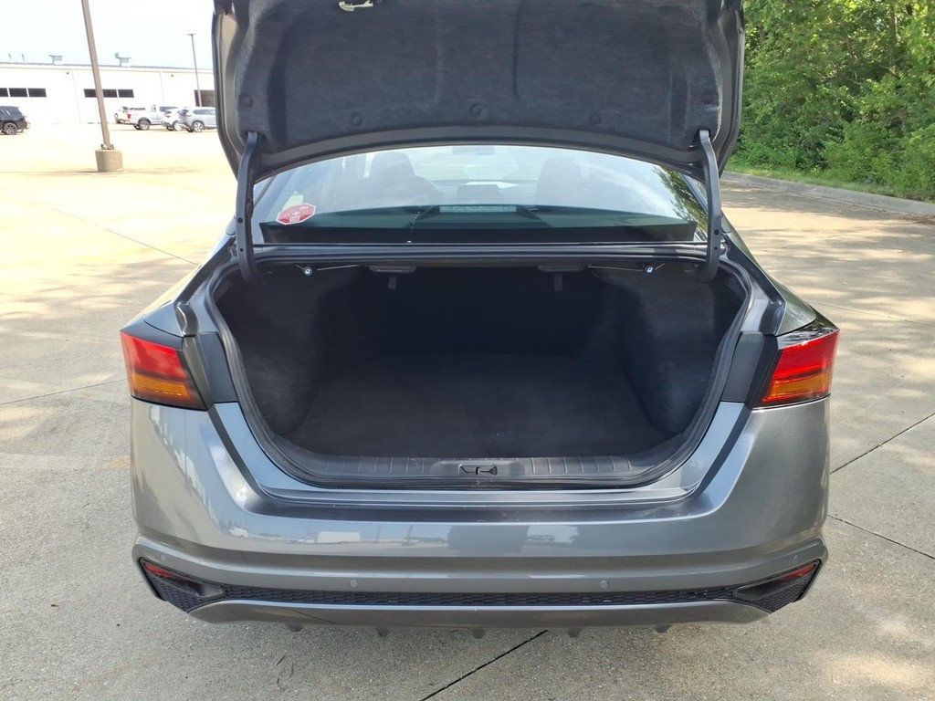 Nissan Altima Vehicle Full-screen Gallery Image 18