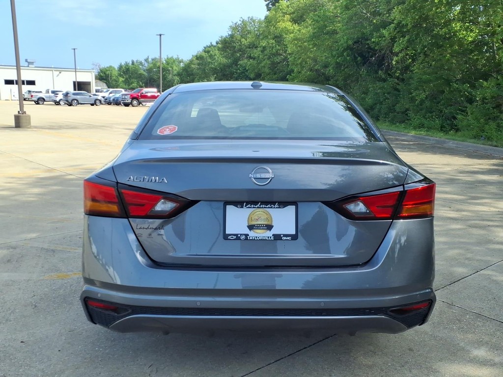 Nissan Altima Vehicle Full-screen Gallery Image 19