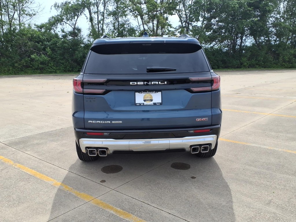 GMC Acadia Vehicle Full-screen Gallery Image 3
