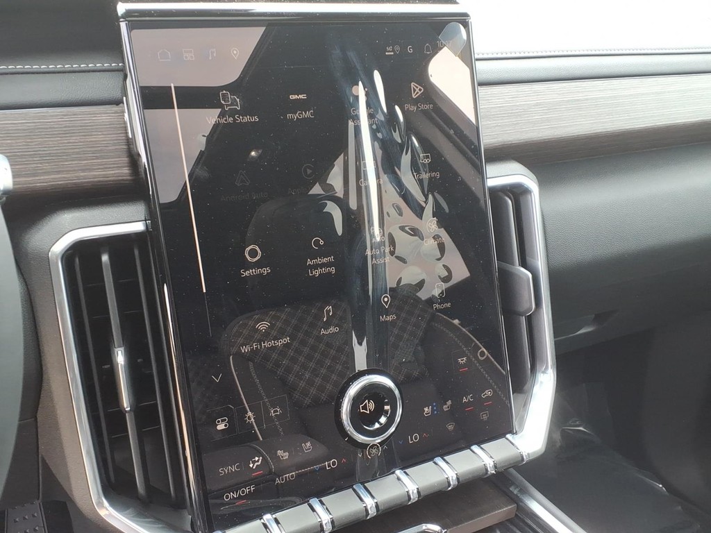 GMC Acadia Vehicle Full-screen Gallery Image 7
